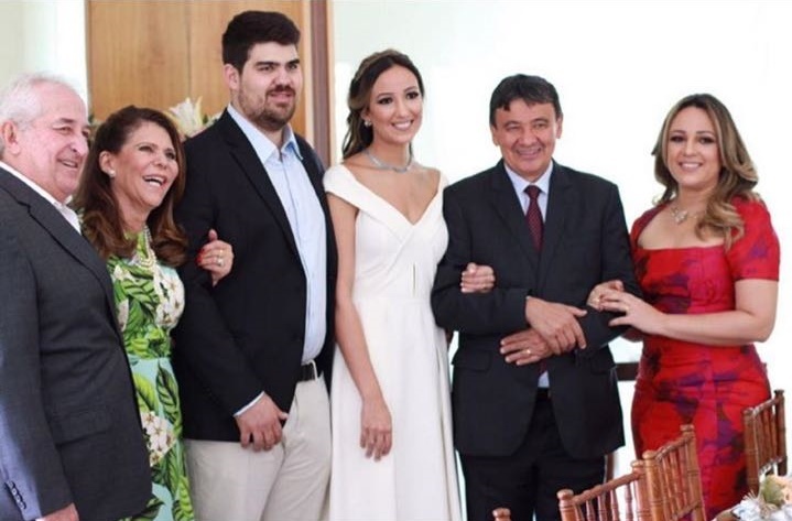 Yasmin e o esposo com os pais no dia do casamento civil