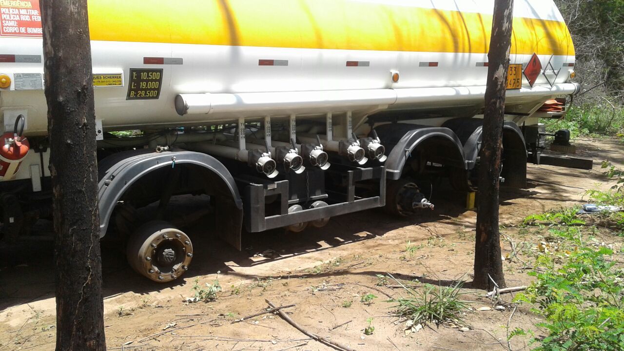 Bandidos levam pneus de caminhão tanque
