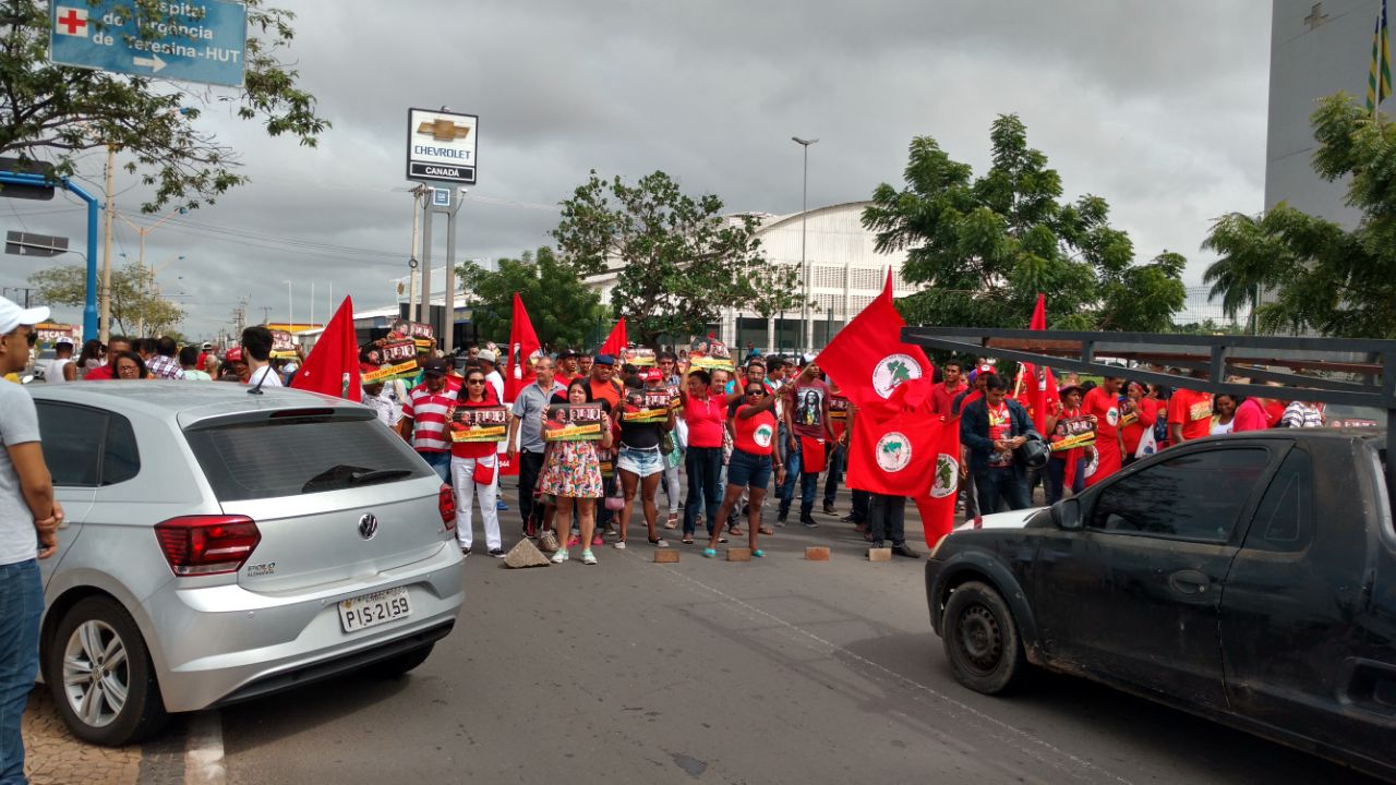 Manifestantes fazem ato a favor de Lula em Teresina