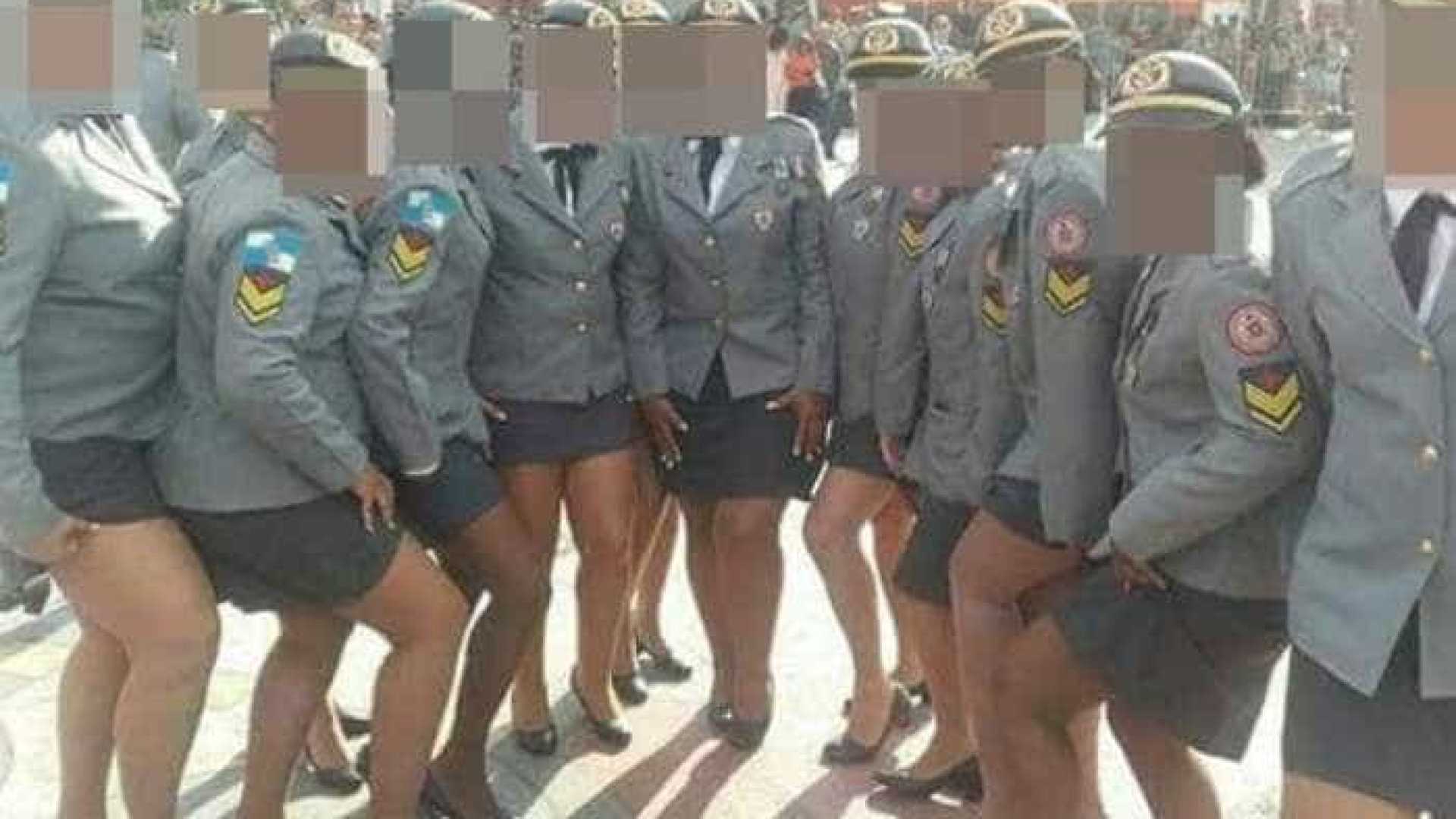 Militares mostram pernas em foto