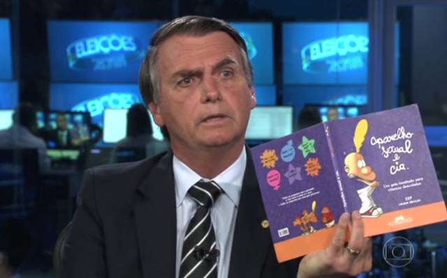 Bolsonaro exibe livro sobre orientação sexual