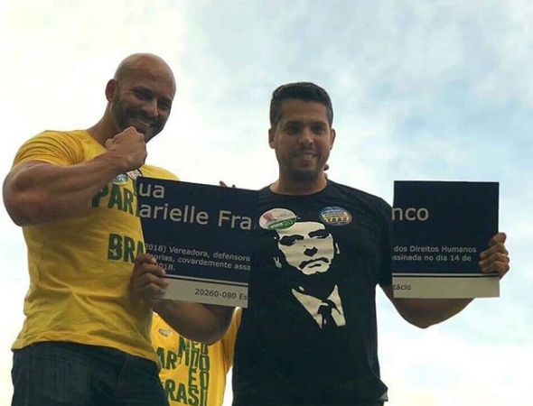 Candidatos do PSL quebram placa com nome da vereadora assassinada