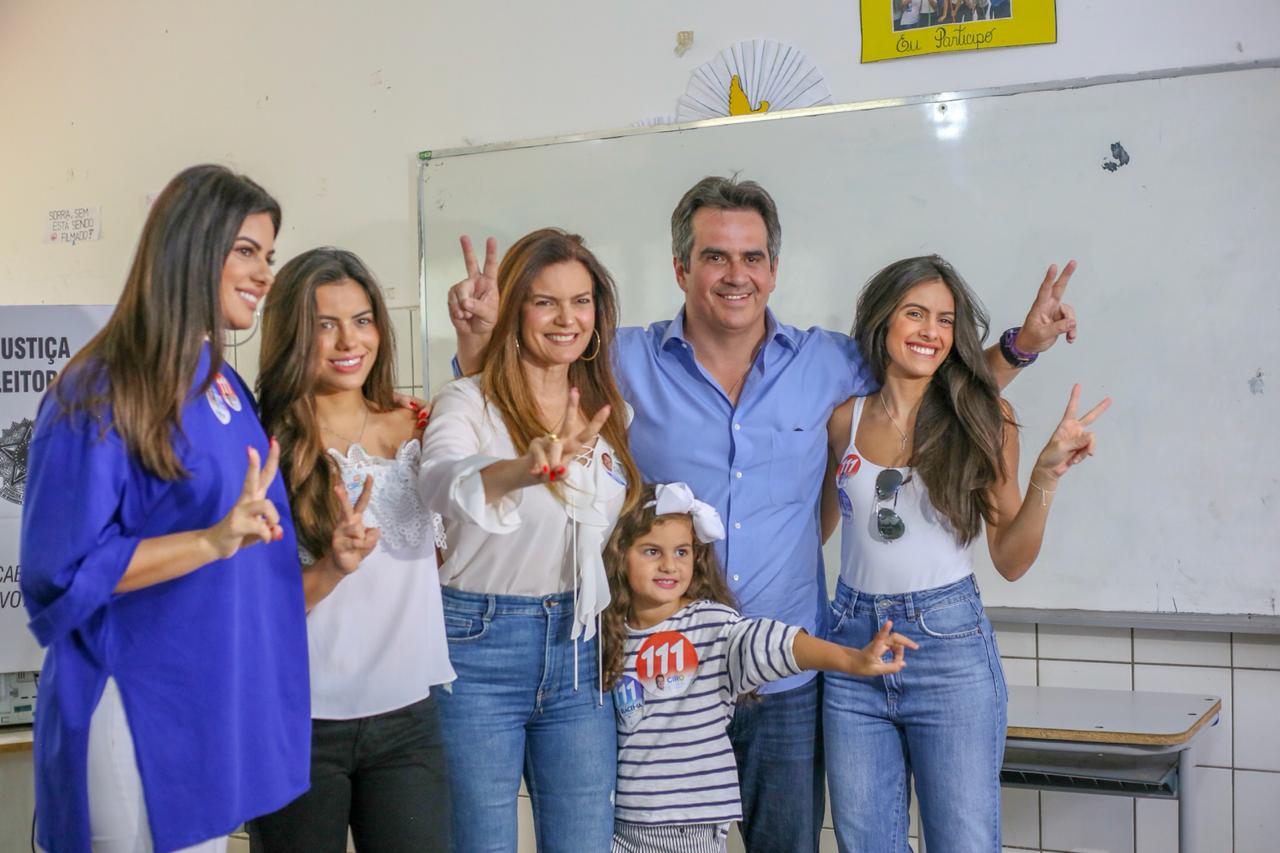 Ciro levou a família, quando foi votar no bairro São João
