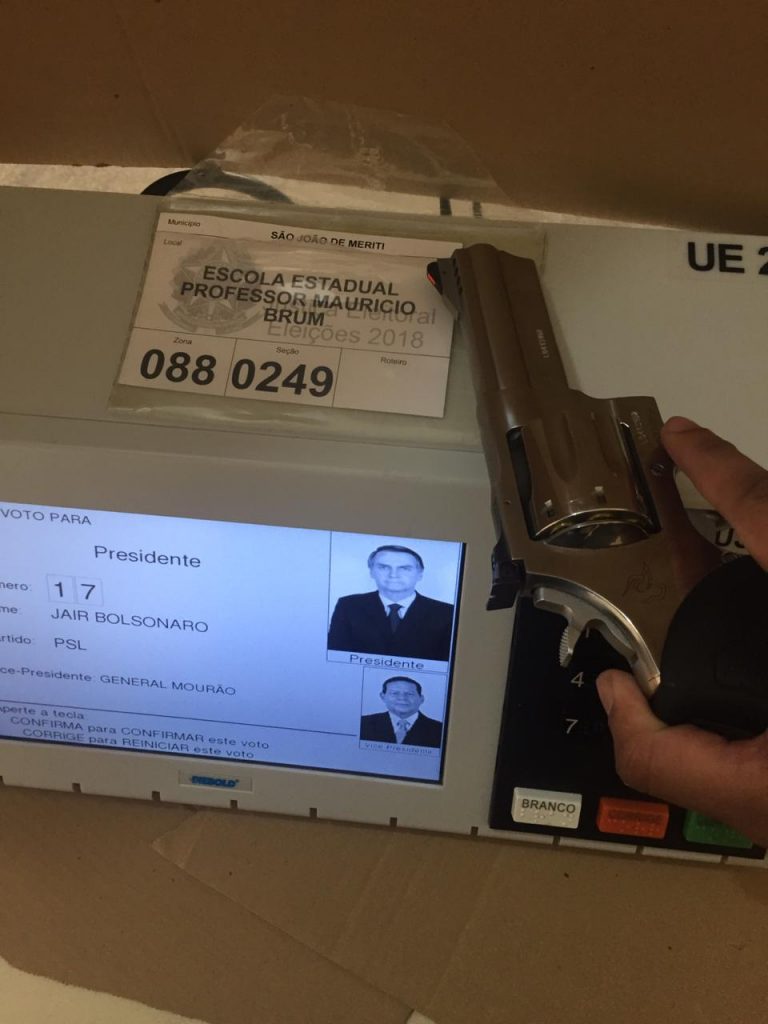 Eleitor de Bolsonaro fotografa arma na cabine de votação