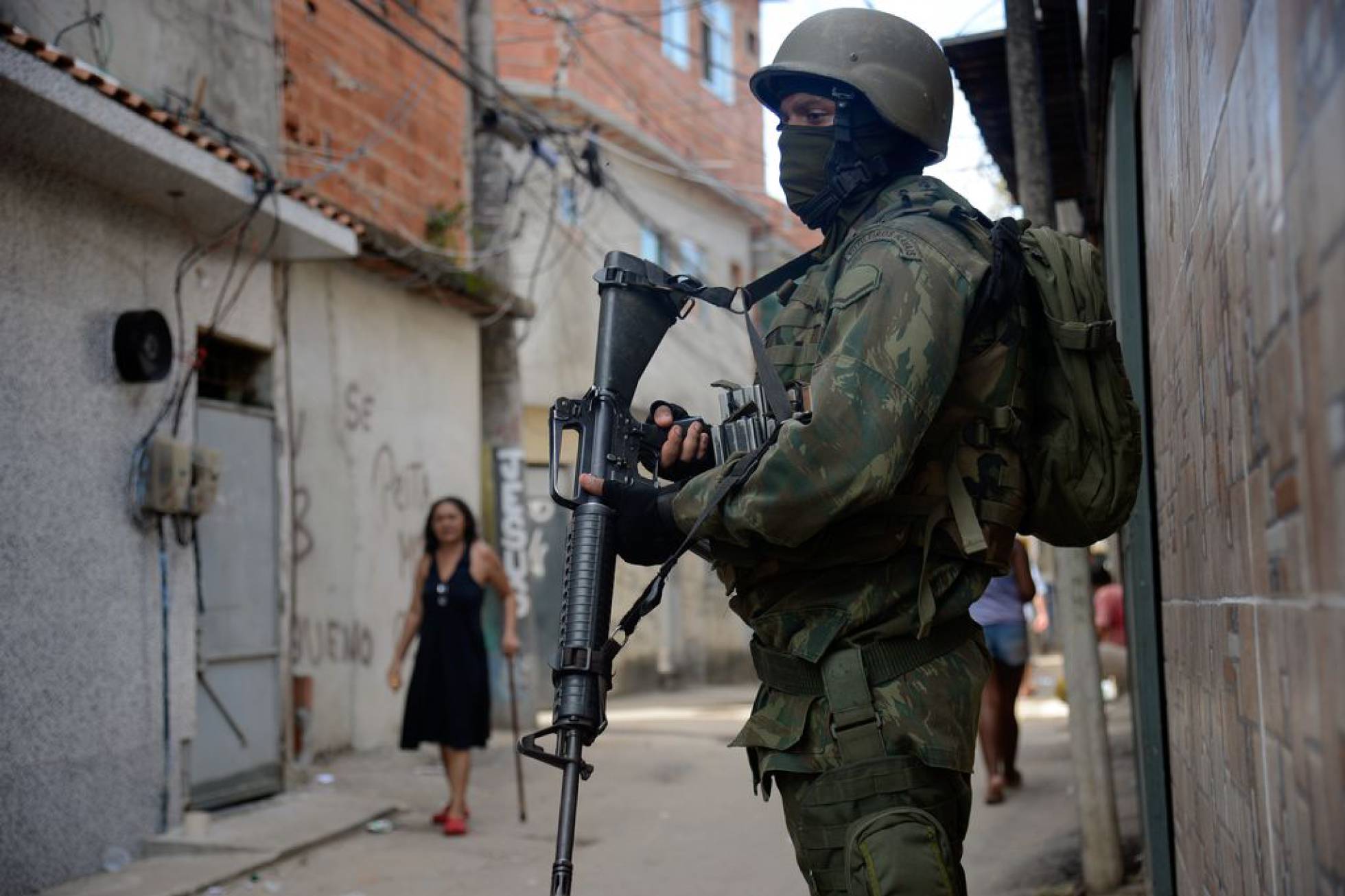 Fuzileiros navais participam de operação na favela Kelson’s, zona norte do Rio, em fevereiro deste ano