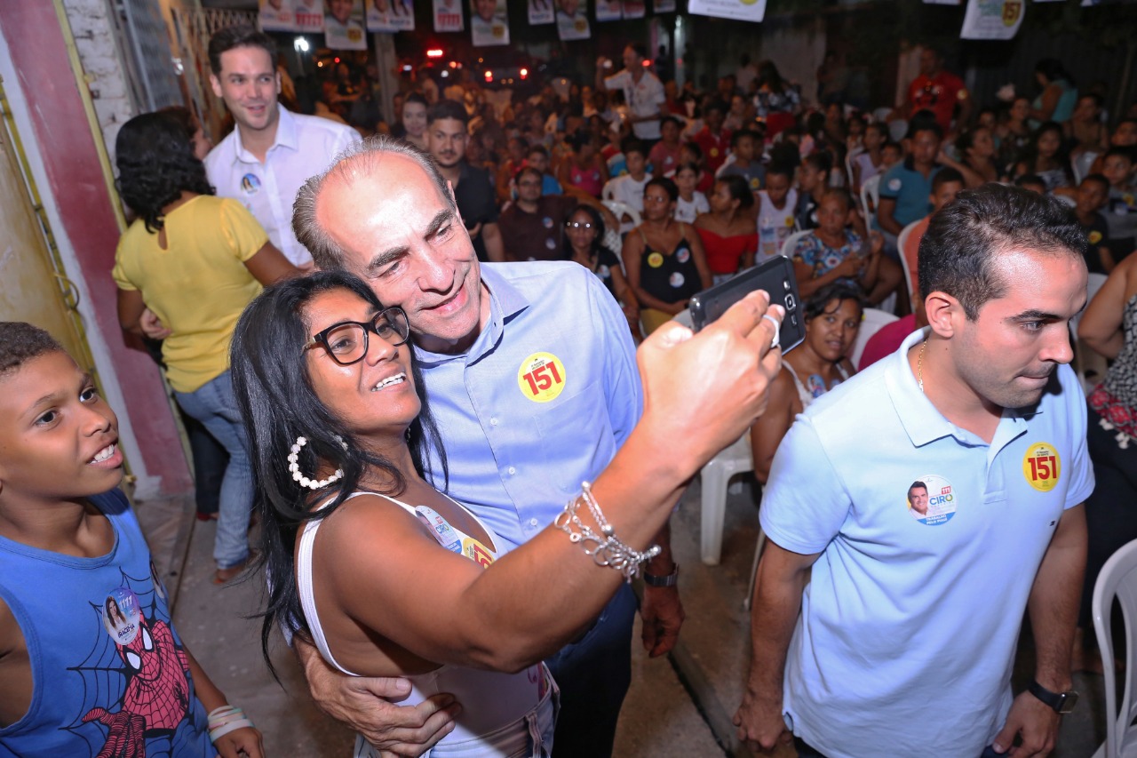 Marcelo Castro com eleitora