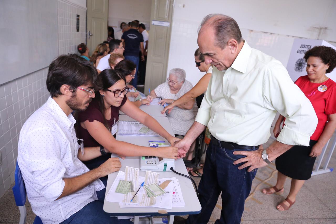 Marcelo Castro votou no Liceu Piauiense