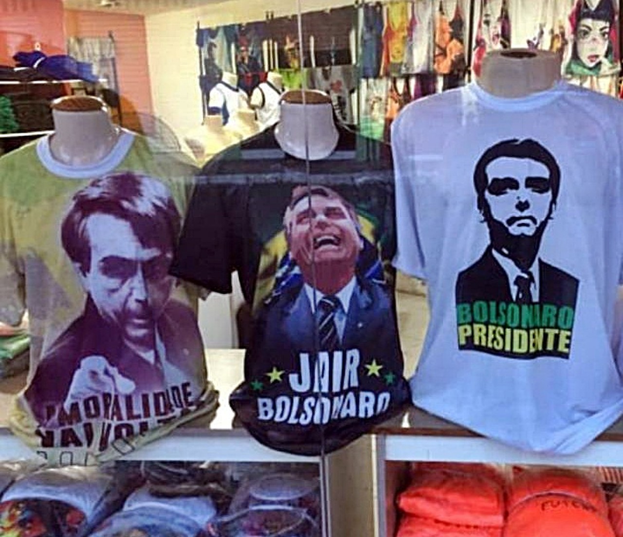 MPE de Parnaíba recolhe blusas com imagens de Bolsonaro