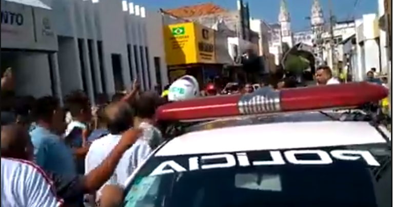 Tentativa de assalto a joalheria termina com policial ferido e bandido preso