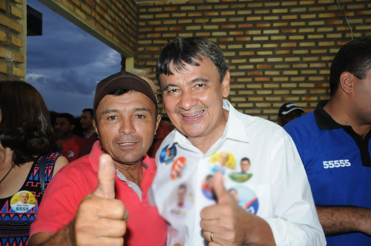 Wellington Dias abraça eleitor em Teresina