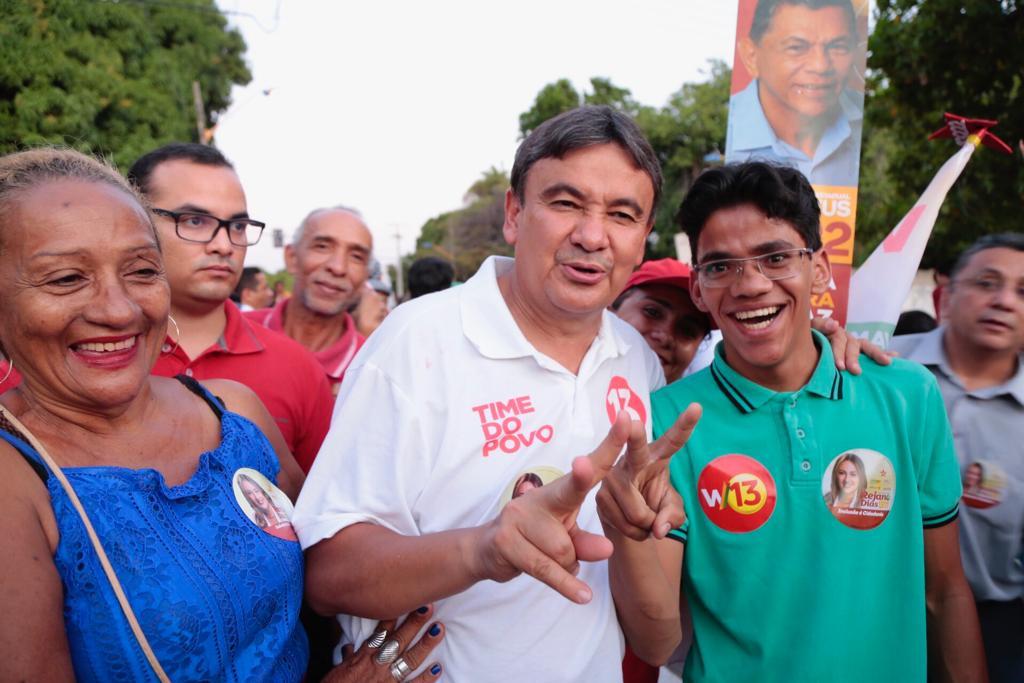 Wellington Dias com eleitor no Parque Piauí, em Teresina