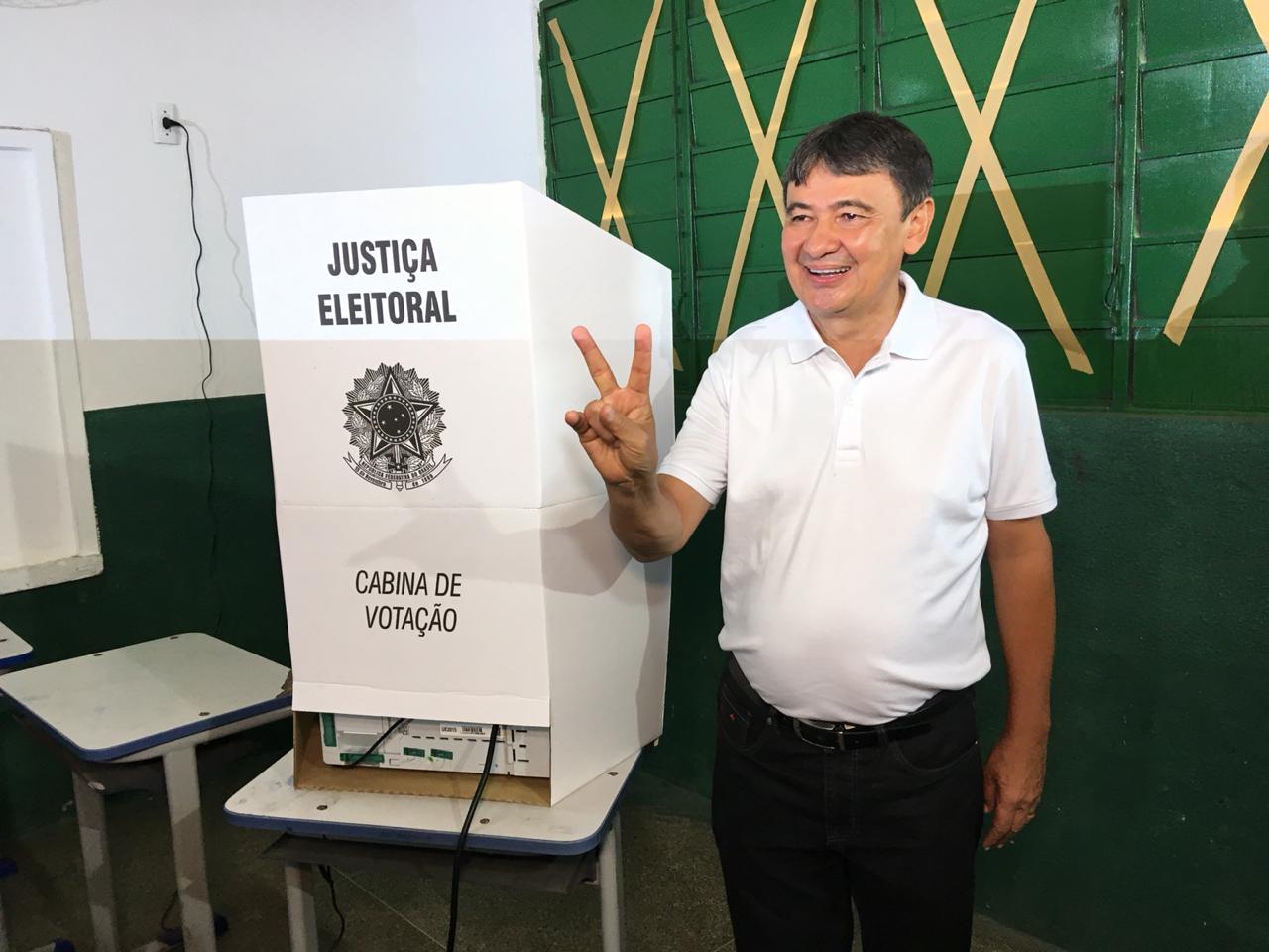 Wellington Dias faz o V da vitória depois de votar no bairro Morada do Sol