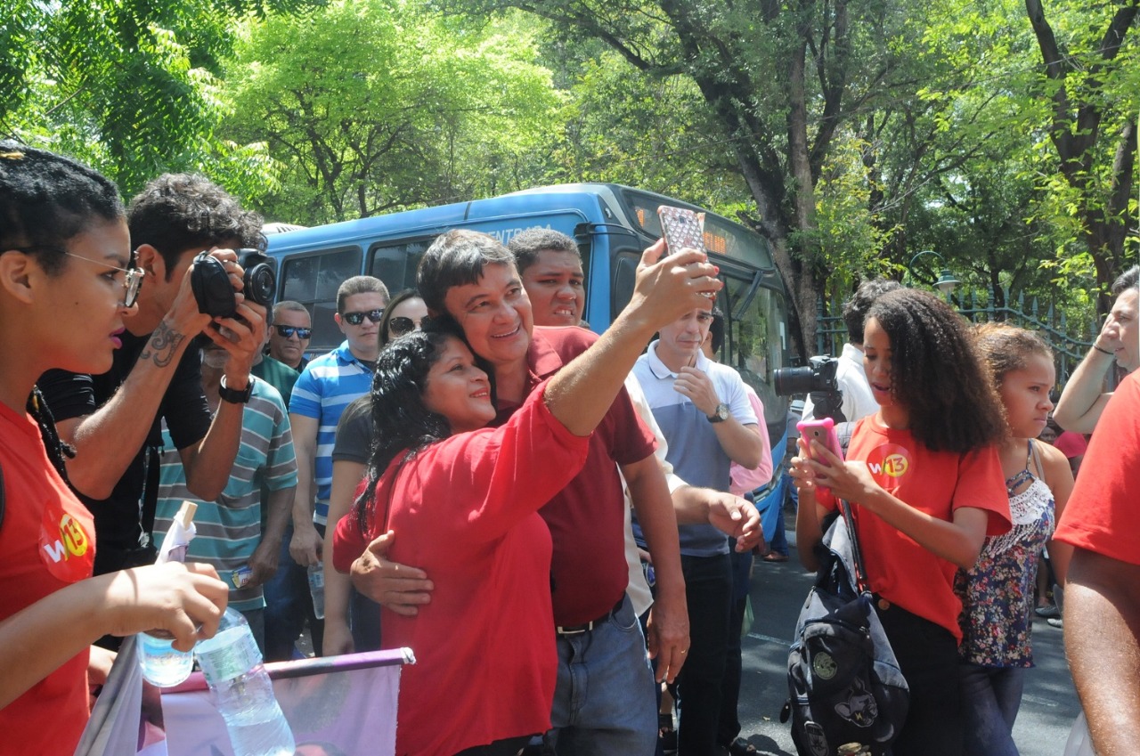 Wellington Dias faz selfie com eleitora