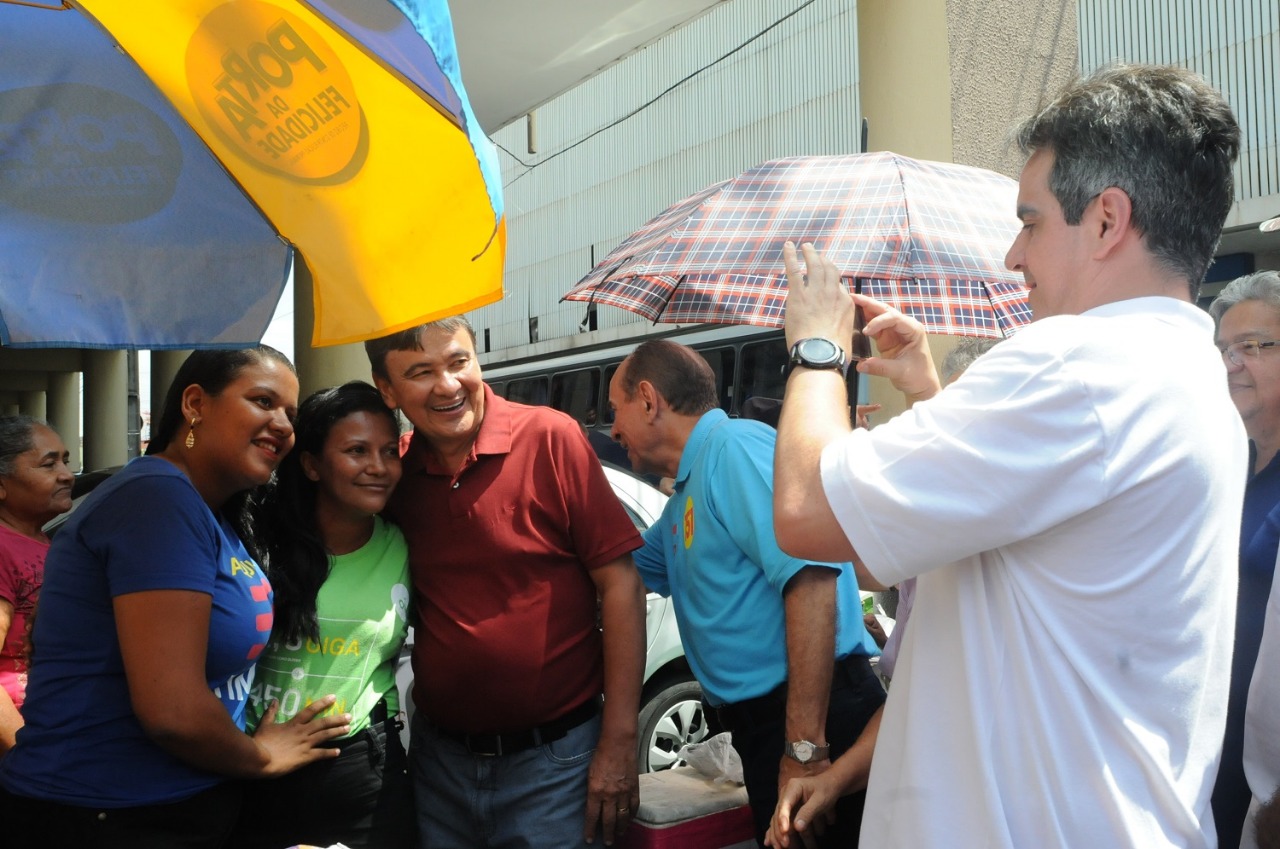 Wellington Dias posa com eleitoras e Ciro faz a foto
