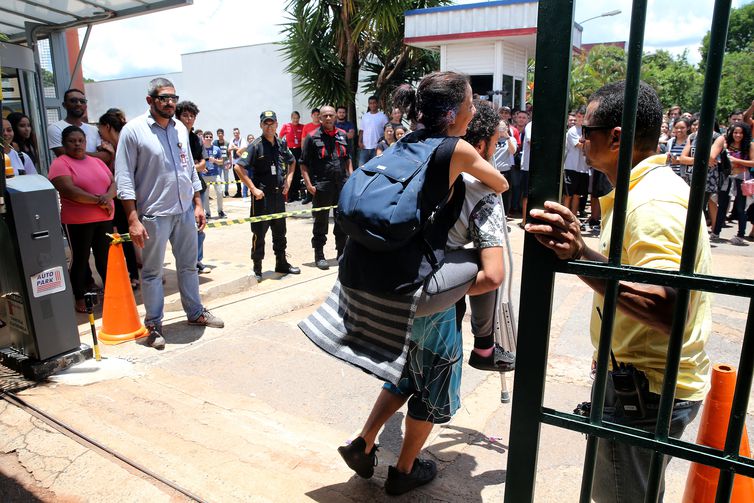 Candidatos chegam a colégio em Brasília para as provas do Enem