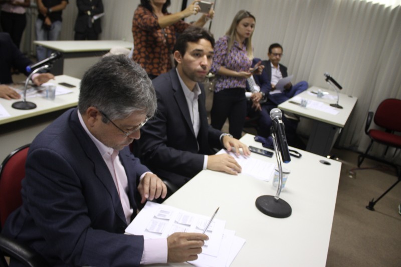Deputados Gustavo Neiva e Marden Menezes na sala da CCJs