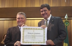 Marcelino Lopes recebe o diploma do deputado Nerinho