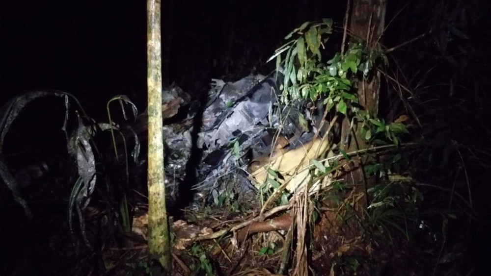 Equipes do Corpo de Bombeiros encontraram destroços do helicóptero que caiu em área de mata de Mogi das Cruzes