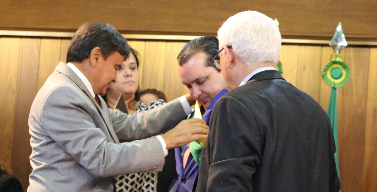 Wellington Dias coloca a faixa da Grã Cruz no ministro Antônio de Pádua