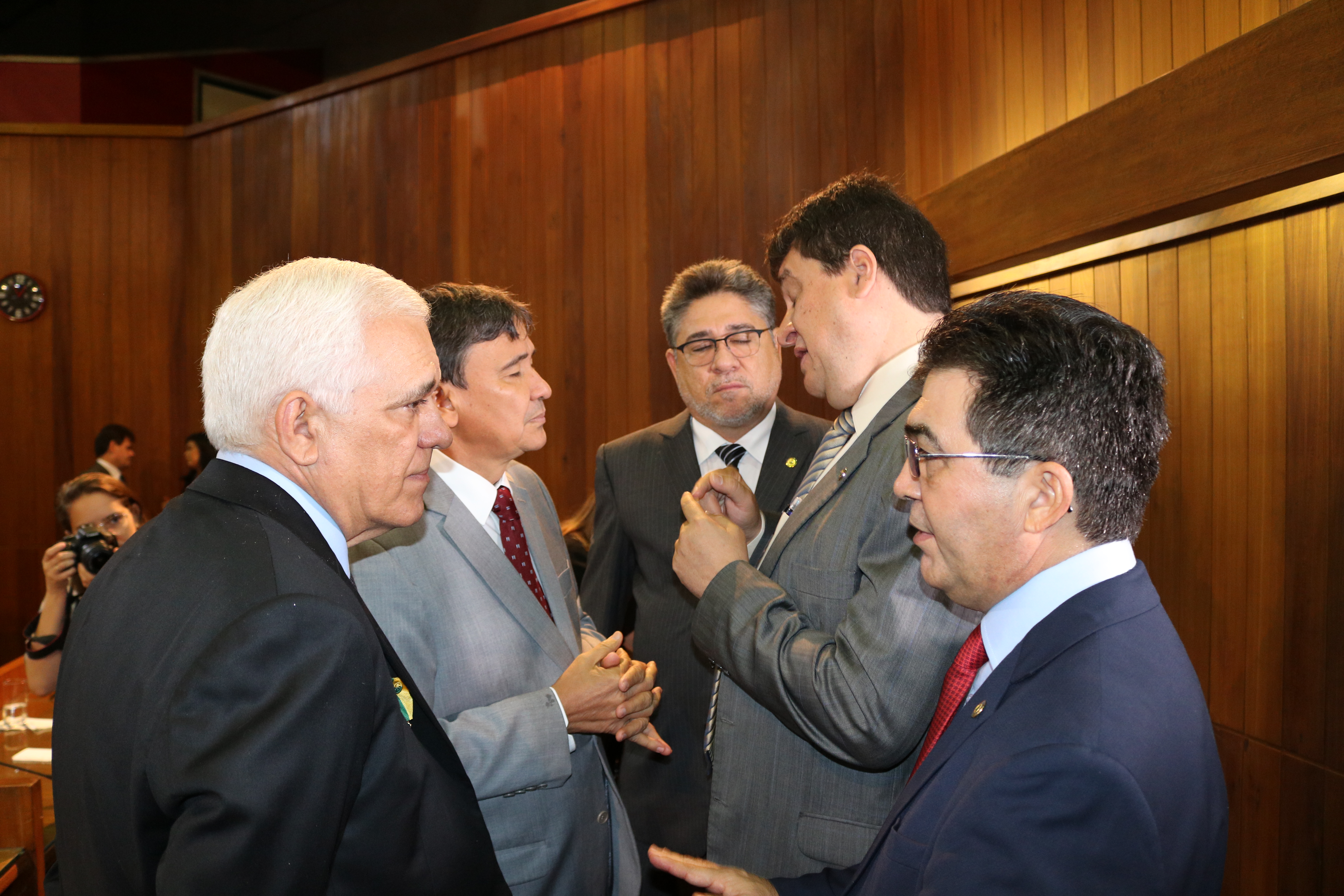 Wellington Dias conversa com os deputados após sessão