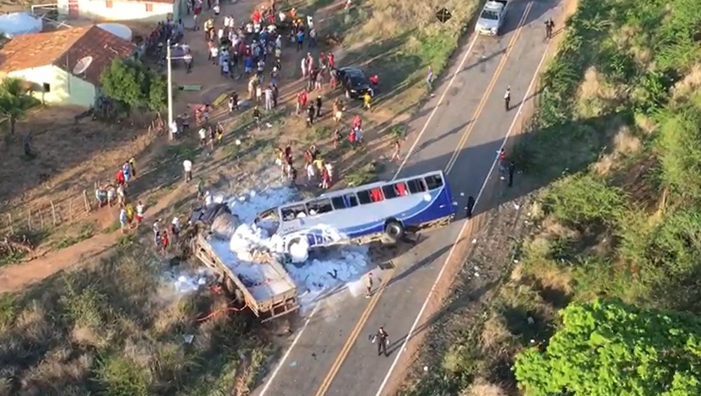 Acidente envolvendo ônibus de turismo e caminhão deixa mortos e feridos