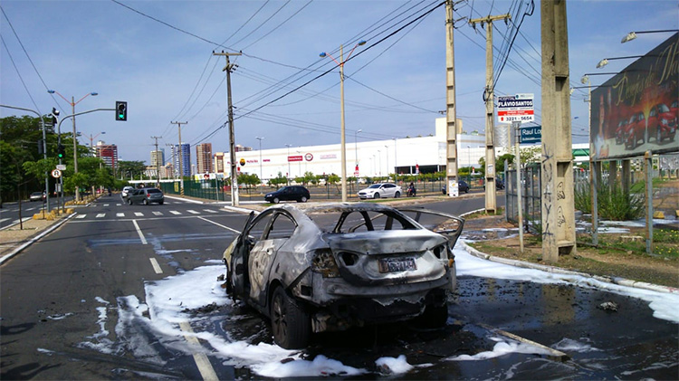 Carro pega fogo na Avenida Raul Lopes