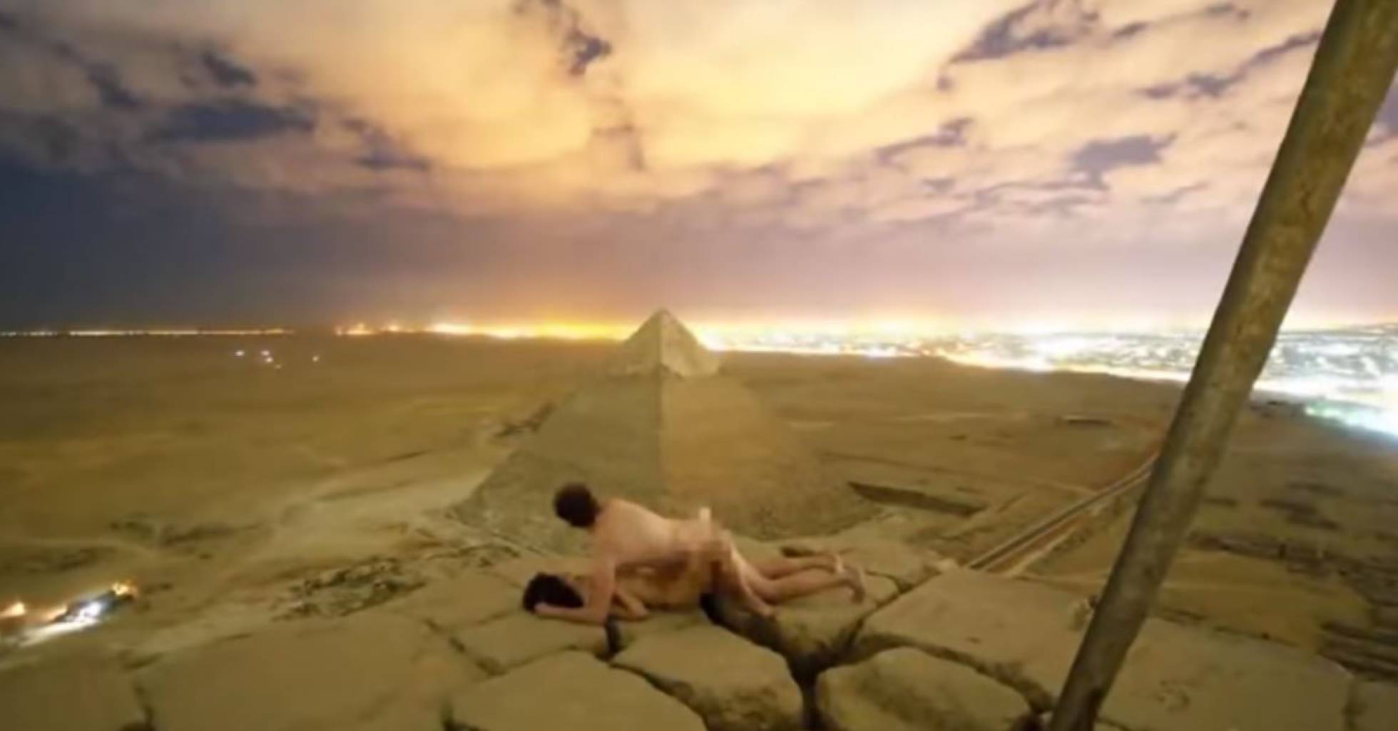 casal fazendo sexo em cima da pirâmide