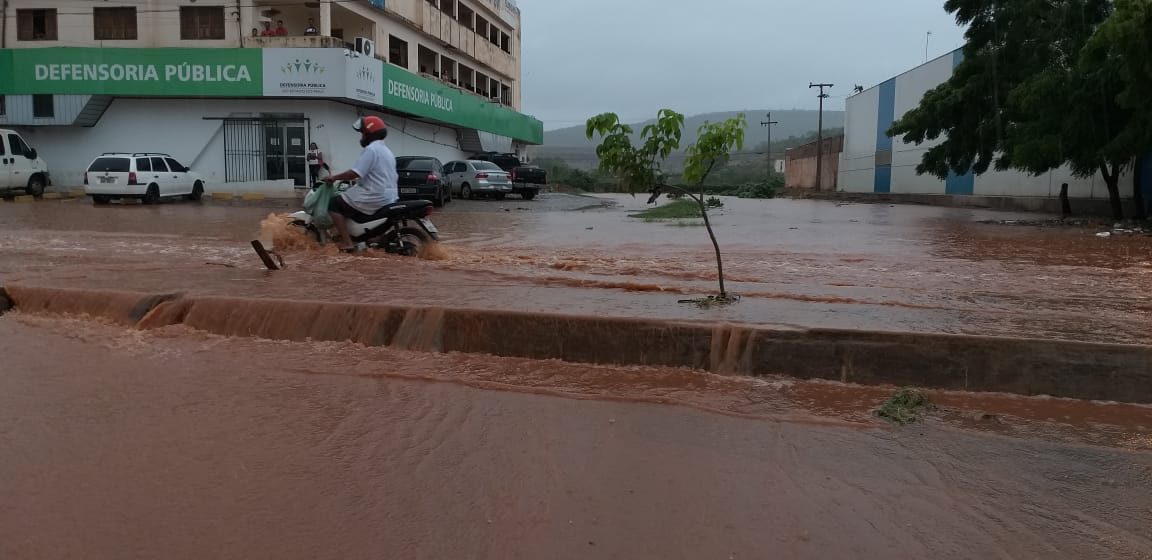 Chuva causa alagamento em Picos
