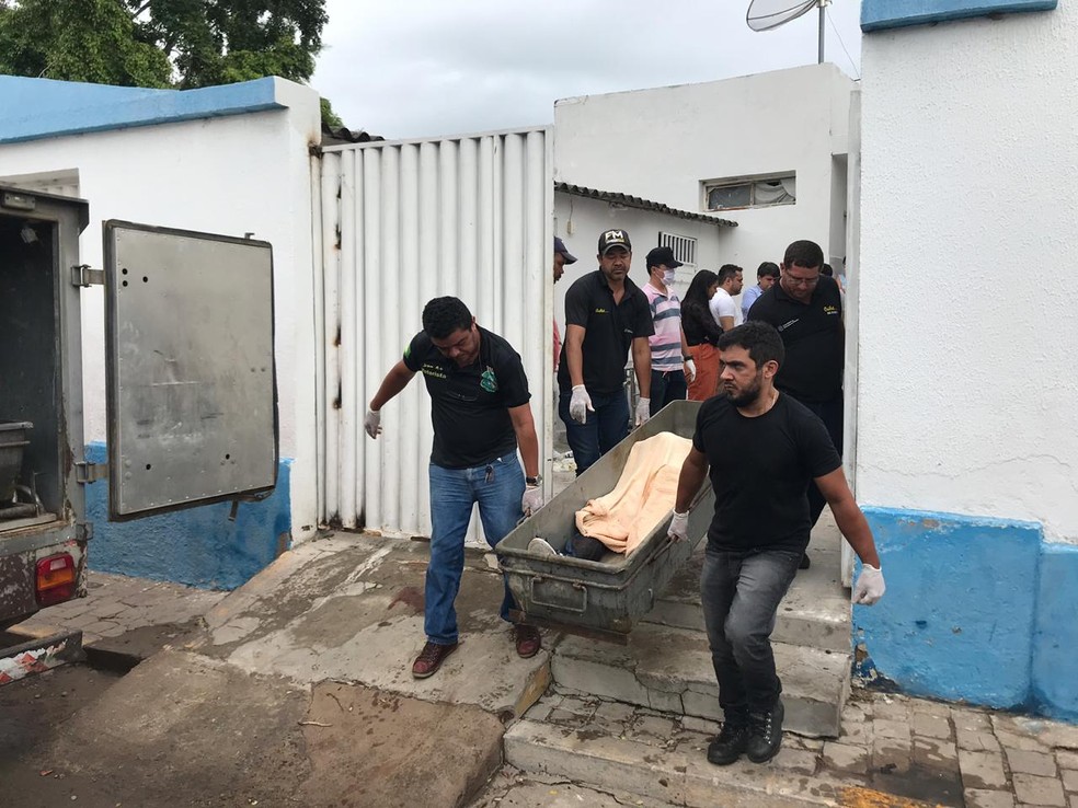 Corpos sendo recolhidos após o confronto com a polícia no Ceará