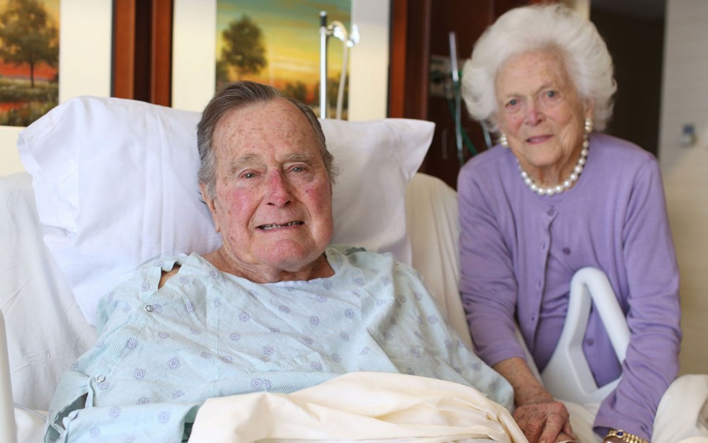 George H.W. Bush, ao lado da mulher, Barbara, em foto de 23 de janeiro
