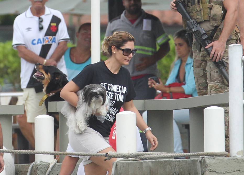 Michelle Bolsonaro usa camiseta com frase de juíza de Lula