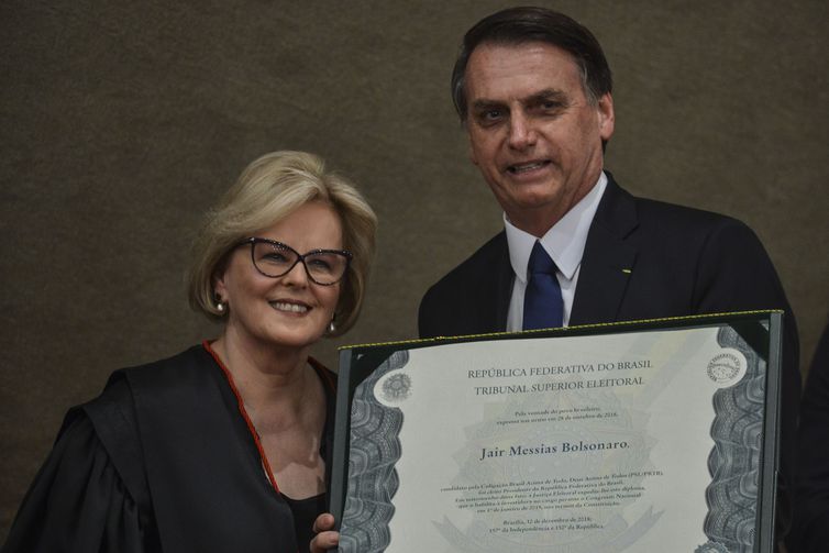 A presidente do TSE, ministra Rosa Weber, entregou o diploma a Jair Bolsonaro