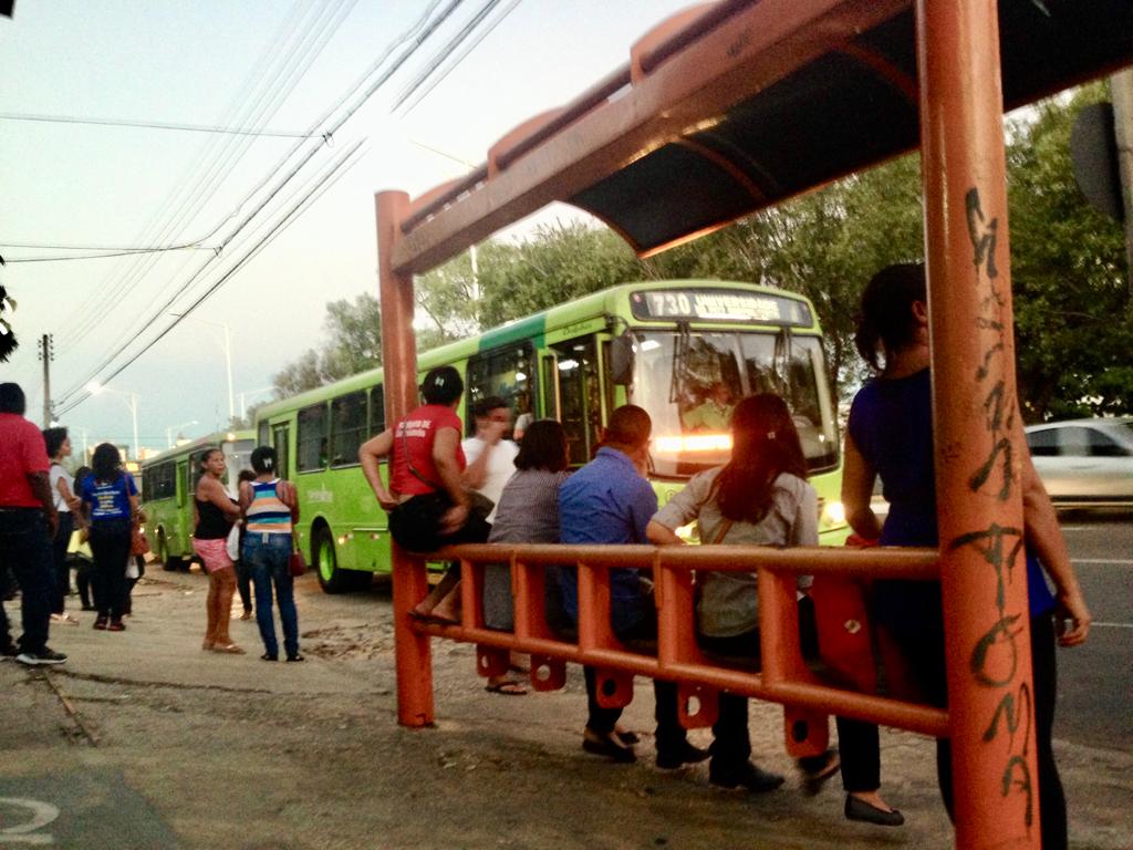 Usuários aguardando o ônibus na avenida Frei Serafim