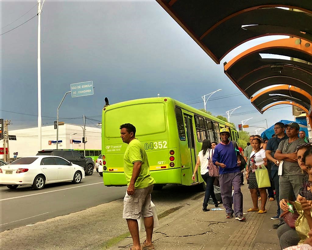 Usuários aguardando o ônibus na avenida Frei Serafim
