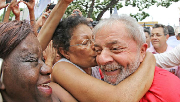 Lula nos braços do povo brasileiro