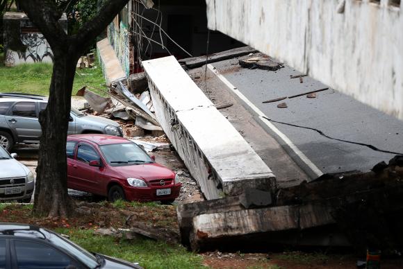 Parte de um viaduto desabou por volta do meio-dia no Eixão Sul, na área central da capital federal
