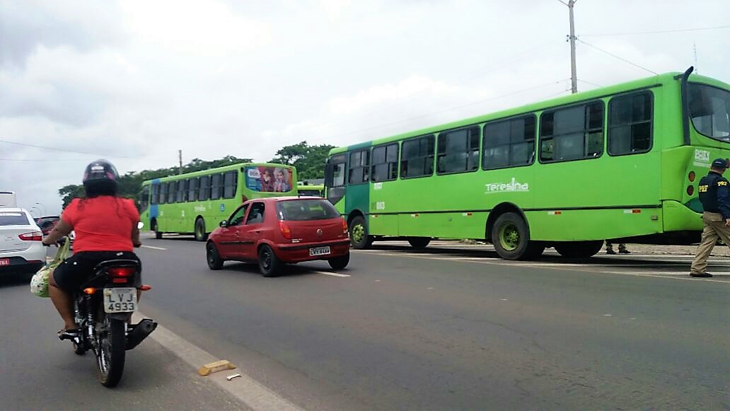 PRF fiscaliza transporte público na avenida João XXIII