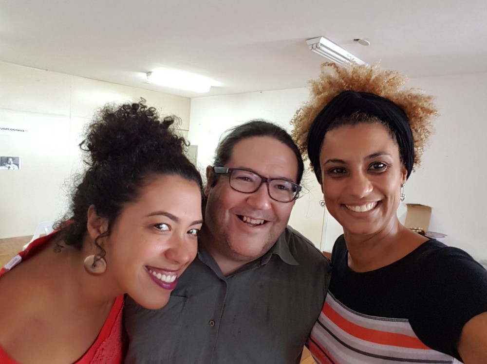 arcísio Motta sorri, ao centro, com Marielle Franco à direita e Talíria Petrone, vereadora do PSOL em Niterói, à esquerda, na última semana