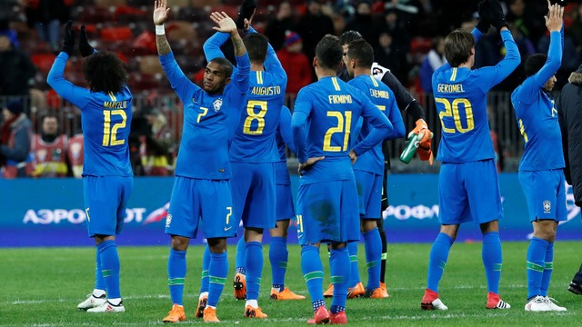 Brasileiros acenam para a torcida após vencer a Rússia