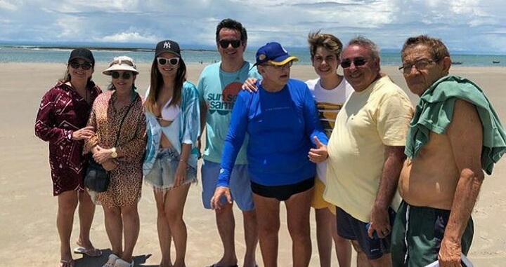 Ciro Nogueira ao lado de Mão Santa e outros amigos na Praia do Coqueiro