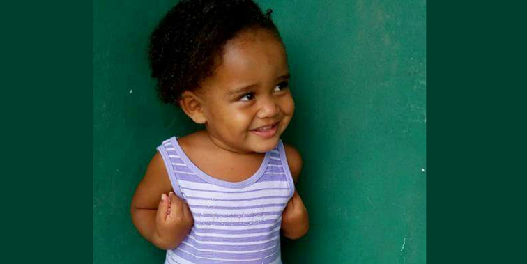 Criança de 2 anos morre afogada em balde