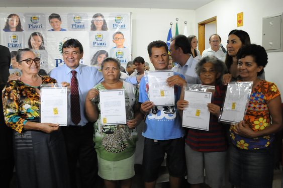 Entrega de documentos de regularização fundiária em Picos