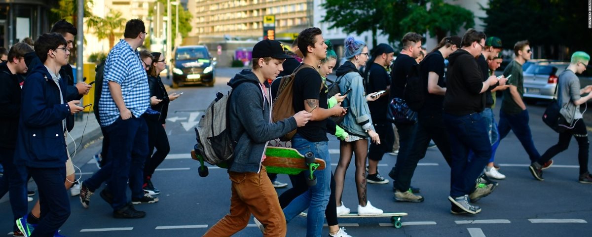 Lei vai proibir uso de celular durante a travessia de ruas e avenidas