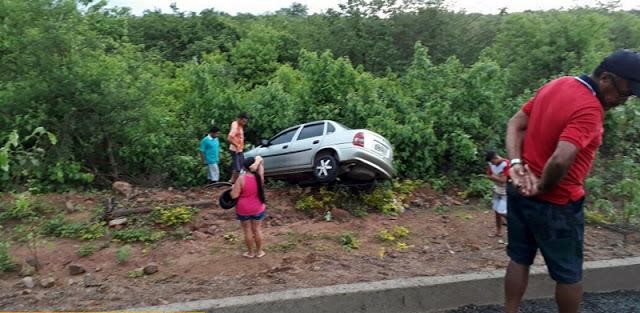 Motorista é lançado para fora de carro em acidente