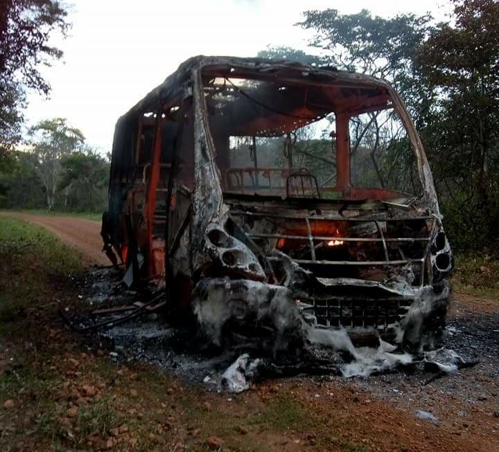 ônibus escolar incendeia em Sigefredo Pacheco