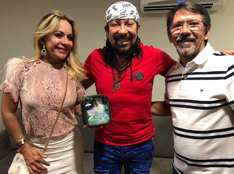 Soraya Aguiar e Edmar José em registro com o cantor Bell Marques em show no último fim de semana