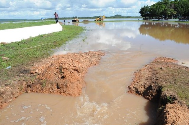 A água está sendo escoada para evitar o rompimento da barragem em José de Freitas