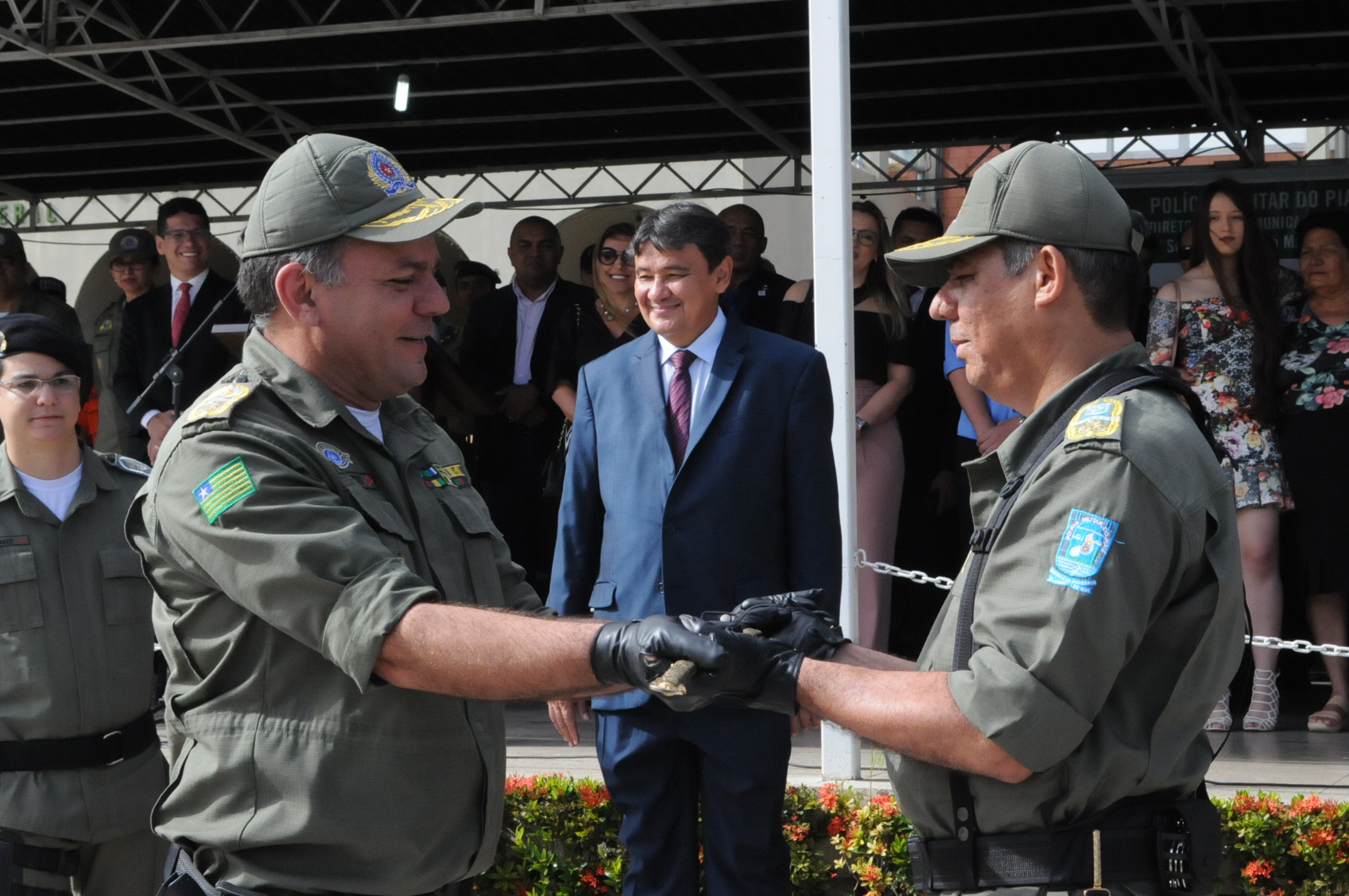 Coronel Carlos Augusto entrega a espada e o comando-geral da PM para o coronel Lindomar Castilho