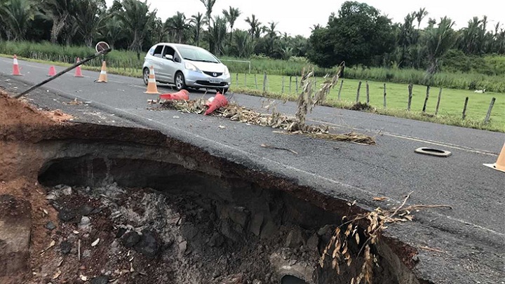 Cratera ameaça engolir os carros na rodovia PI-112, entre Teresina e União