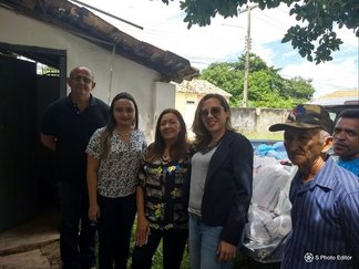 Equipe da Defensoria Pública no momento da entrega dos donativos em José de Freitas